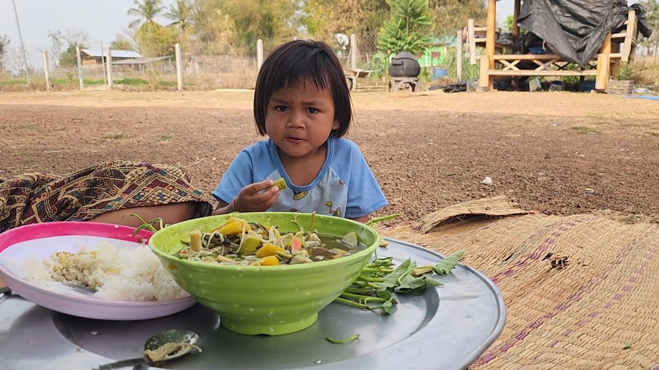 ดีใจกับครอบครัวลูก 8 ได้รถคันใหม่กินแกงหน่อไม้ขอบคุณผู้ใหญ่ใจดีซื้อให้ลูก 8 กิน​