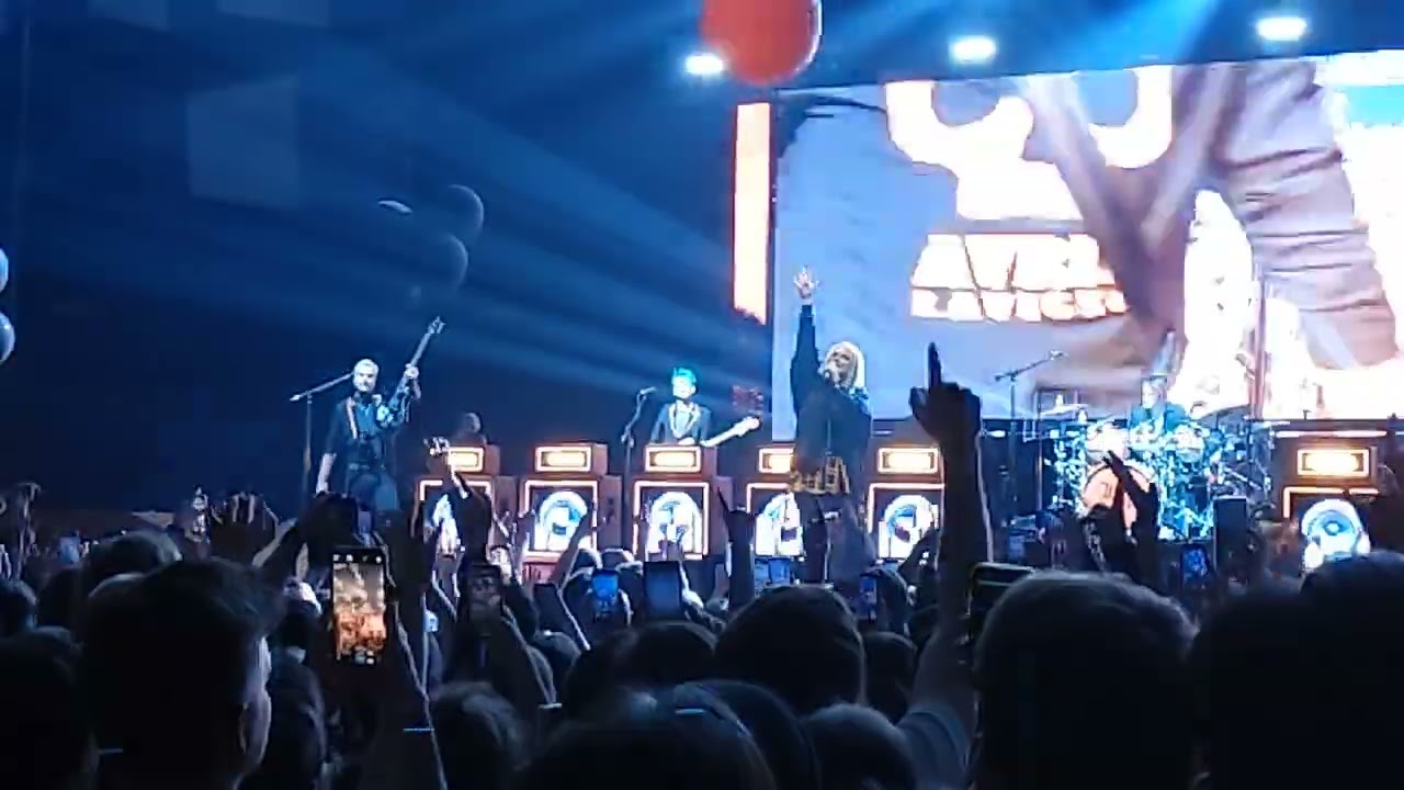 Avril Lavigne - Sk8er Boi [HD] live @ Stadthalle, Vienna