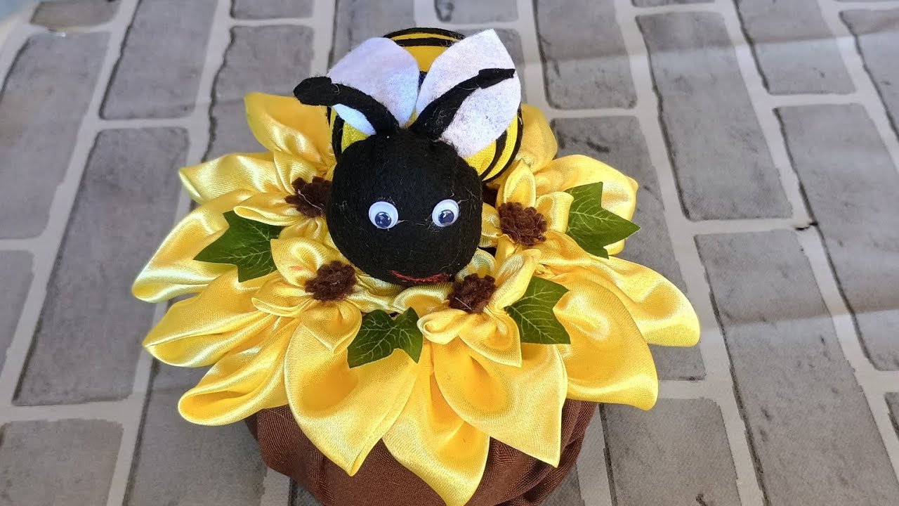 PESO DE PORTA, ABELHINHA,COM FUXICO.