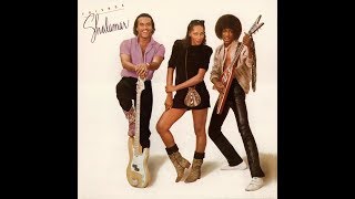 Shalamar (w. pix) – “I Can Make You Feel Good” (Solar) 1982
Written by William Shelby, Howard Hewett and Renwick Jackson. Produced by Leo F Sylvers III.
By 1982, Shalamar had been in existence for five years, scoring with “Uptown Festival” in 1977. Changes in group membership brought about the most successful lineup of Jody Watley, Howard Hewitt and Jeff Daniel by the time of “I Can Make You Feel Good”, which was a track on the album, “Friends”.
“Friends” went to #35 on the US album charts. It was the group’s sixth album to make the charts. On 45, “I Can Make You Feel Good” went to #102 but in the UK it landed a lot higher, at #7. The “Friends” album also fared better in the UK, reaching #6. Shalamar (w. pix) – “I Can Make You Feel Good” (Solar) 1982