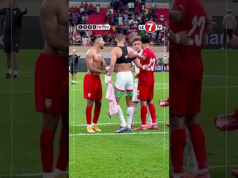 روح رياضية عالية اللاعب المغربي في صفوف منتخب البحرين أمين بن عدي يتبادل الأقصمة مع جواد الياميق