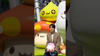 BTSジンが“ピンクビーン”のぬいぐるみを膝の上にちょこんと乗せたオフ