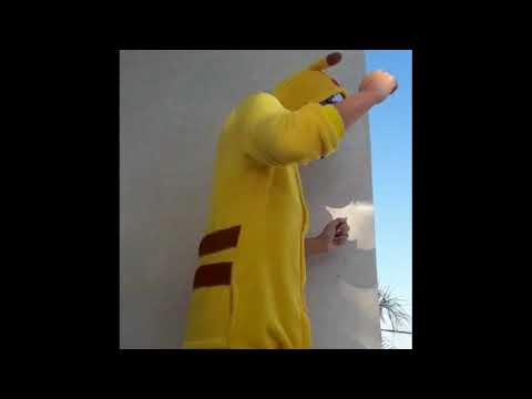 ילד במסכה
