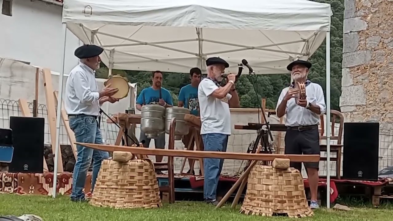 TXOTX Txalaparta Taldea eta Mendi Alde Dantza Taldeko Albokari eta Panderojoleak - Artolak Deuko