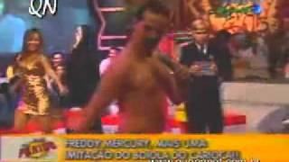 Carioca (progr. Panico na TV) imitando Freddie Mercury - Bola Rindo no Fundo