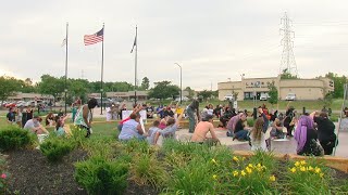 Group gathers in Florence to protest, pray and sing