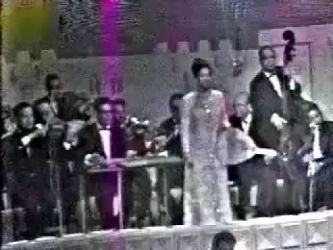 أغدا ألقاك مقطع ولا أروع حفل مصور أبو ظبى 1971م