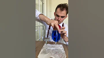 Законы физики никто не отменял😎 Лайфхак, как перелить из одного стакана в другой🤘