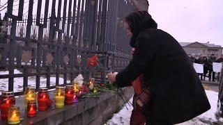 Минчане и представители общественности возложили цветы у здания посольства России в Беларуси
