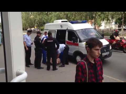 Эксгибиционист дрочит в машине