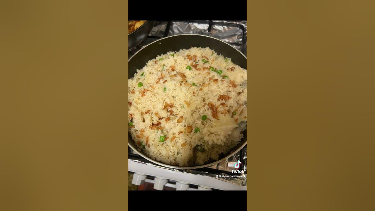 Making chicken curry with cooked delicious potatos and roast curry