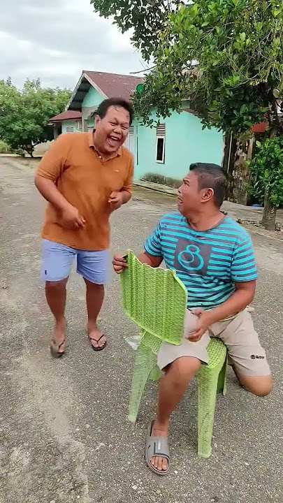 The chair broke😭😱 #funny #comedy #shorts