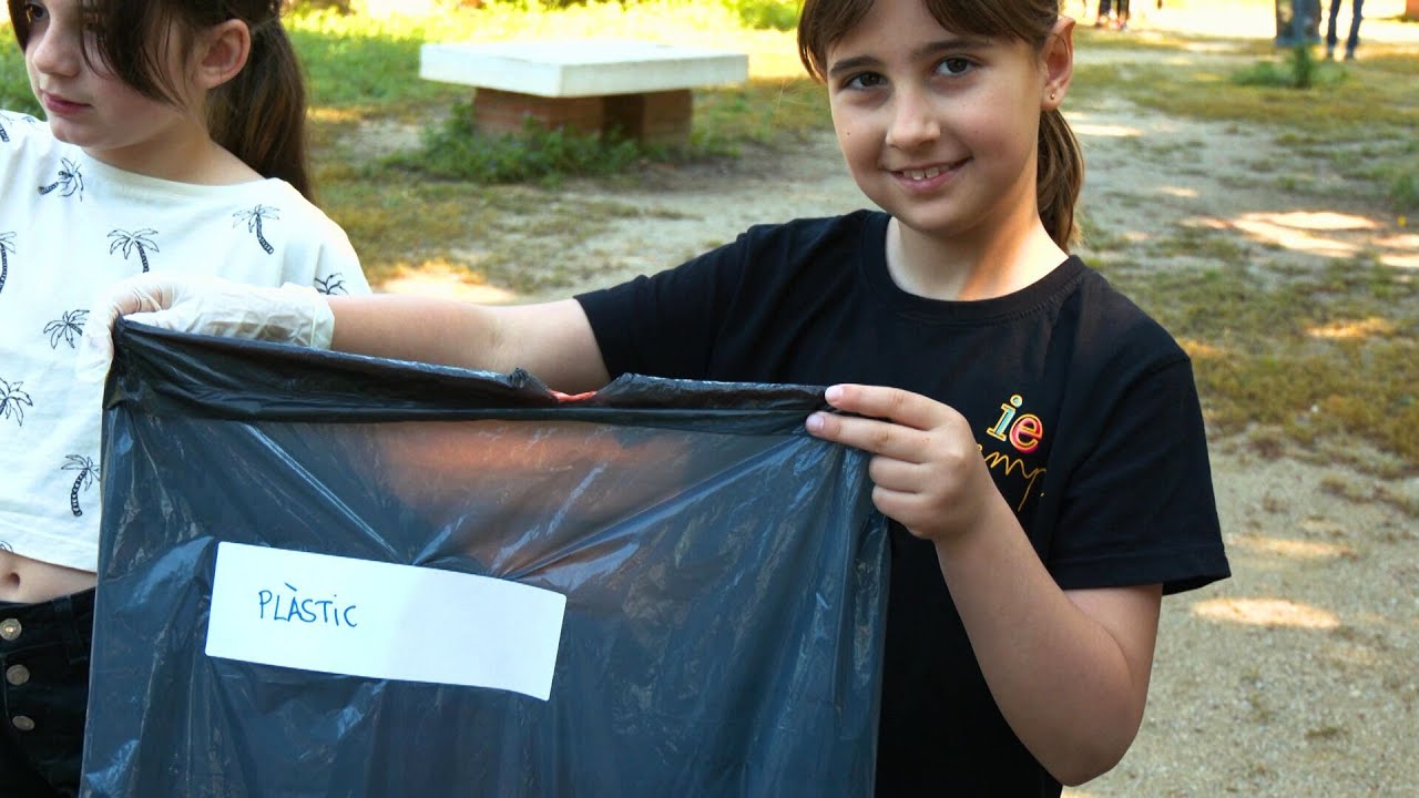 Alumnes de l’IE El Temple visibilitzen les deixalles que es llancen a la natura