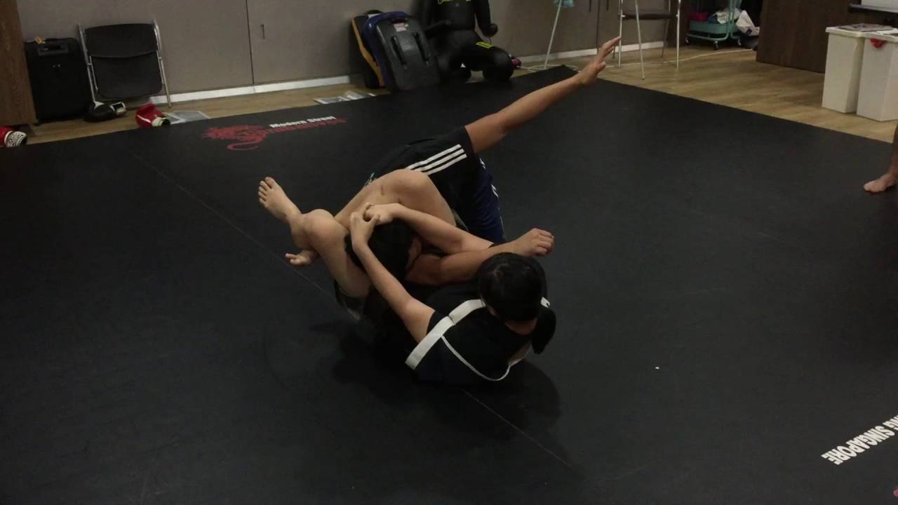 Guy passes out from triangle choke by yunquan - YouTube.