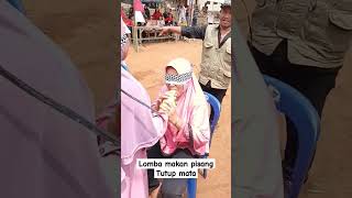 Lomba Makan Pisang Tutup Mata Ibu Ibu