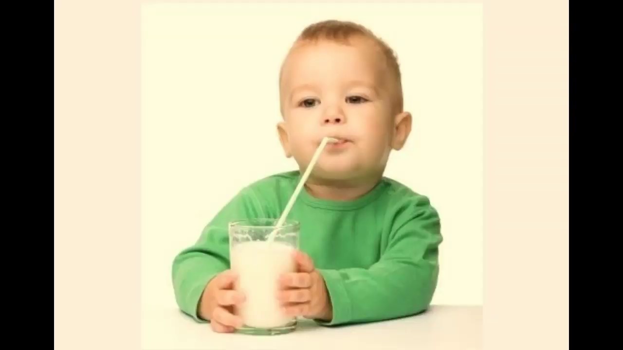 Ребенку 2 года много пьет. Пьет молоко. Молоко для детей. Ребенок с молочным коктейлем. Ребенок пьет молоко.