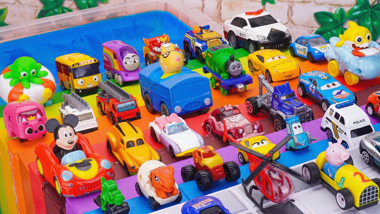 トミカ☆たくさんのロングトミカがカラフルな坂をすべって水に落ちるよ♪ small Tomica toy cars fall into the water♪