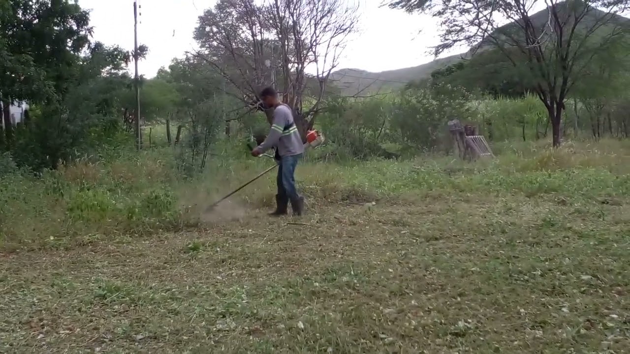 Roçando o mato com a roçadeira