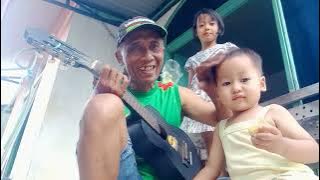 Bernyanyi sambil main gitar suara sangat merdu