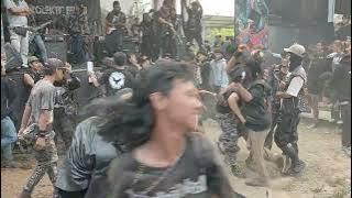 Konser punk hampir ricuh