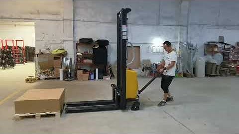 1.5 ton, 2 tons semi electric stacker straddle lift working video