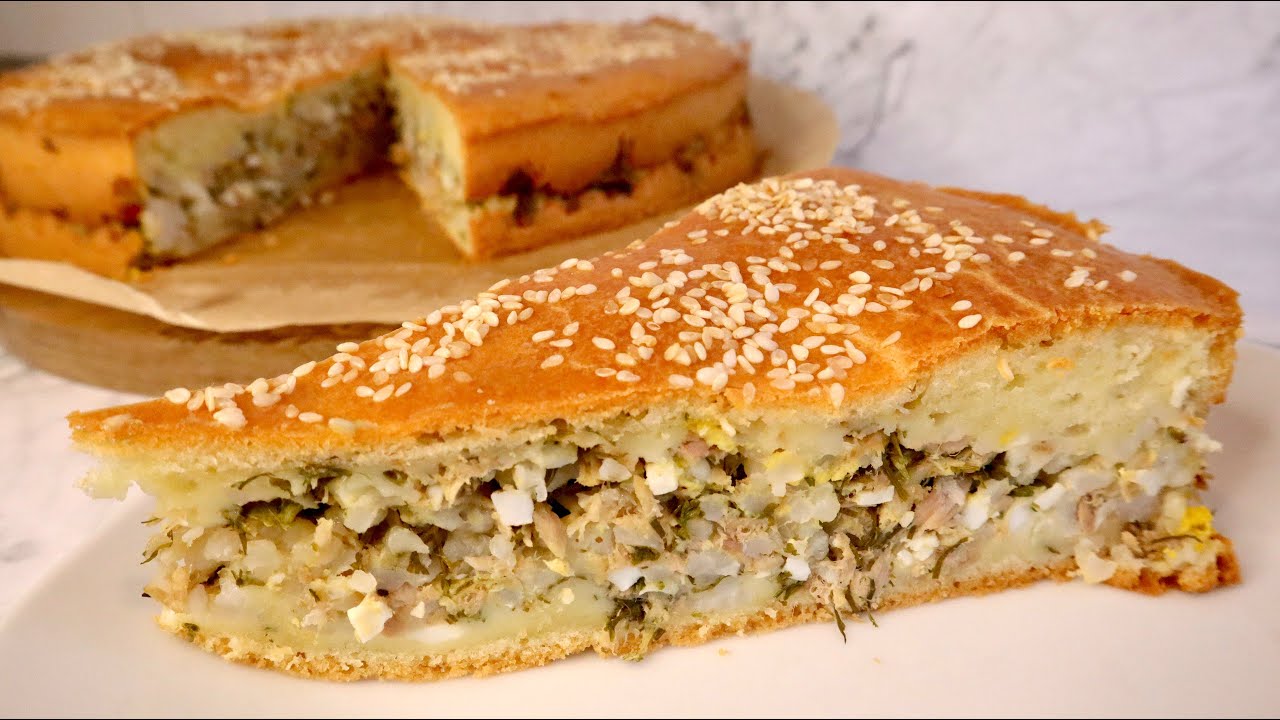 Große Pirogge mit Thunfisch und Ei