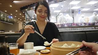 德國美女愛吃鼎泰豐小籠包220鍋貼200蝦仁炒飯240羊肉蒸餃,芝麻大包80!Din Tai Fung is the best!鼎泰豐101が美味しい!