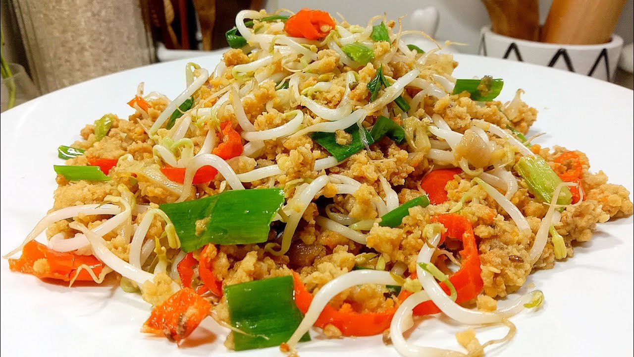 Gecom khas Jawa Barat, perpaduan tauge segar dan oncom gurih yang disajikan dengan bumbu rempah khas Nusantara.