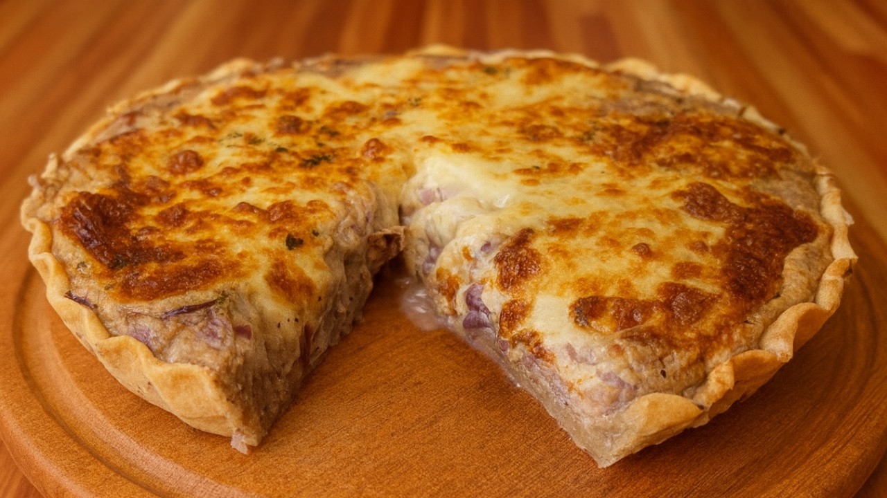 La tarta de cebolla más fácil que vas a probar, con masa casera fácil