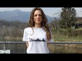 bellissima fotomodella in leggins boots per un nuovo brand T-shirt italia