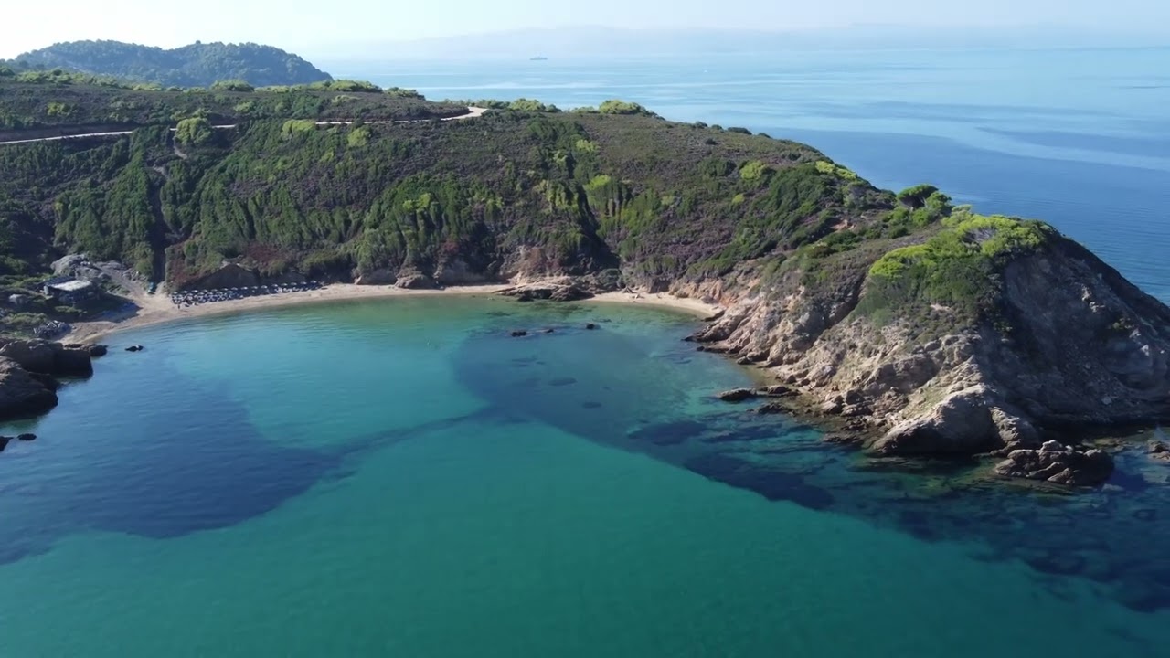Дрон плажува на остров - плаж 4 (Krifi Ammos Beach from above)