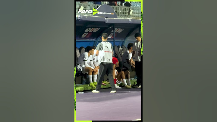 لاعب مغربي يواسي لاعبي منتخب مصر بعد الخسارة في بطولة أفريقيا للشباب