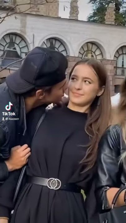 TikTok: KISS NECK