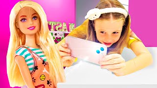 Nastya dan Evelyn merekam video tentang boneka untuk sekolah