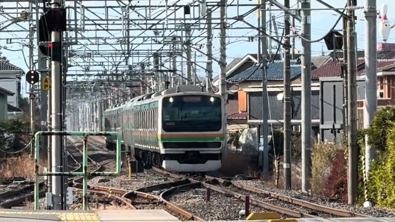E231系1000番台U502編成が神保原駅を入線、発車するシーン