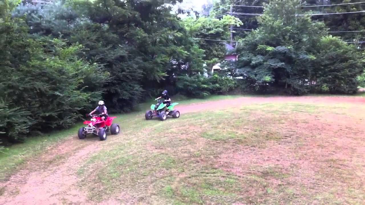 historia del voleibol Riding quads around the backyard track