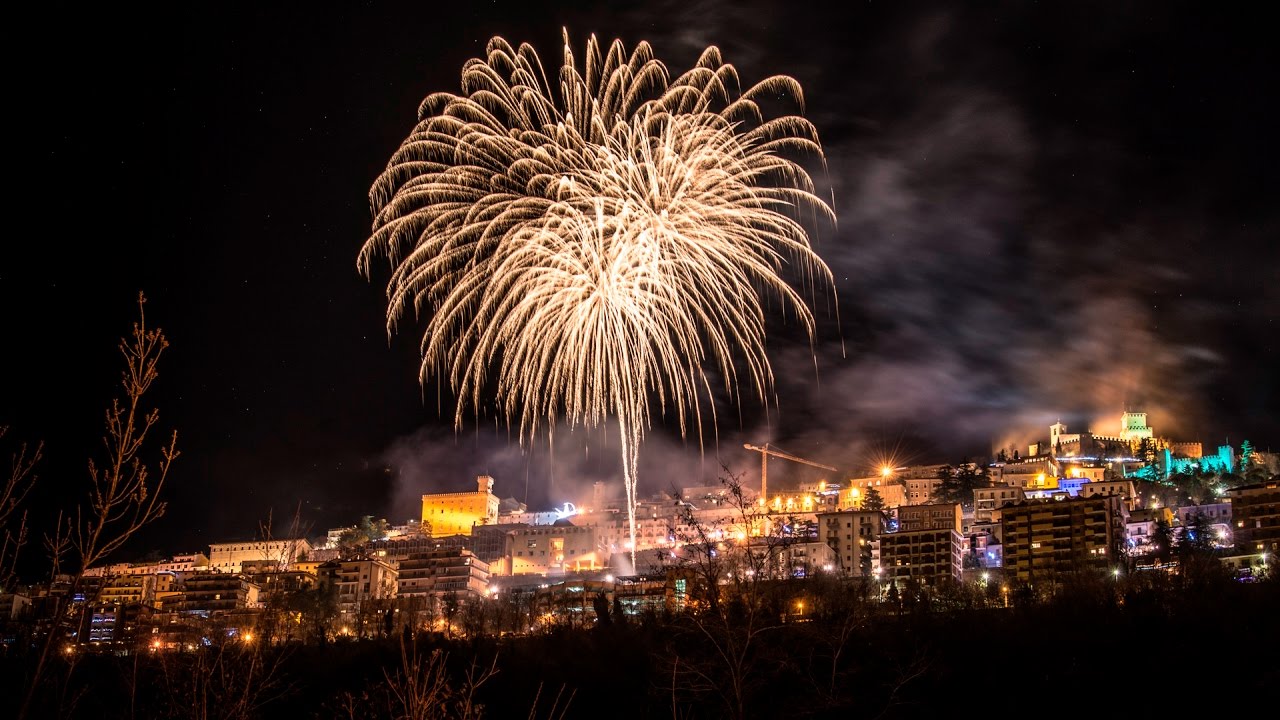San Marino Fuochi di Capodanno 2017 - GiRaStyle - 4K - YouTube