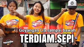 Andaikan waktu bisa kuputar kembali..!!!Lia Haliza ft pagoda pengamen masa kini populer