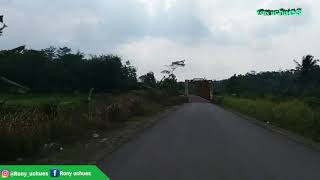 Jalan pegunungan yang indah berkelok-kelok