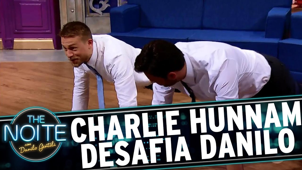 Charlie Hunnam faz desafio de flexões com Danilo Gentili | The Noite (15/05/17)