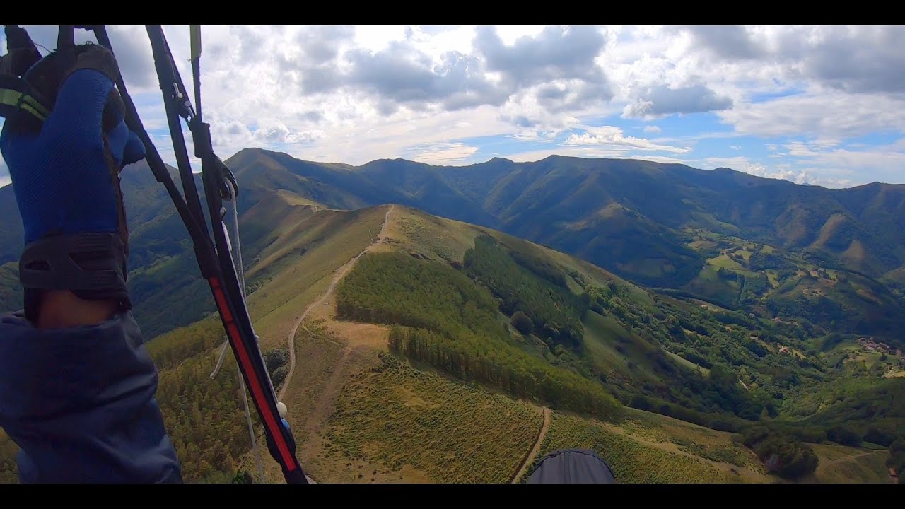 Arantza-Mendieder. Parapente. Bortziriak. Nafarroa. Basque Country