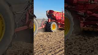 Darius 8335r &amp; Vaderstad Jumbo 6m sowing spring barley @ 14kph.