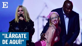 Avril Lavigne confronts topless protestor who interrupts her at the Juno Awards | EL PAÍS