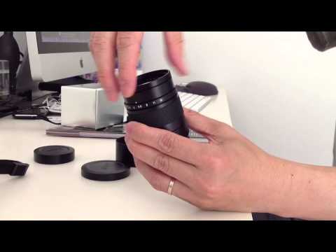 Mounting the lens hood on the Leica Summarit-M 90 mm f/2.5