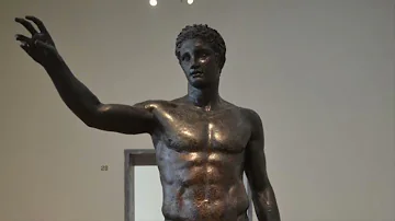 Quali elementi caratterizzano la scultura greca?