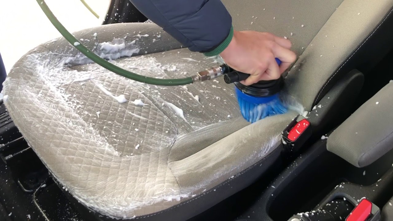 Maquina rotativa con cepillo para frotar y limpiar tapicerías 