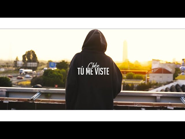 Mira el vídeo musical de {trackName} de {artistName}