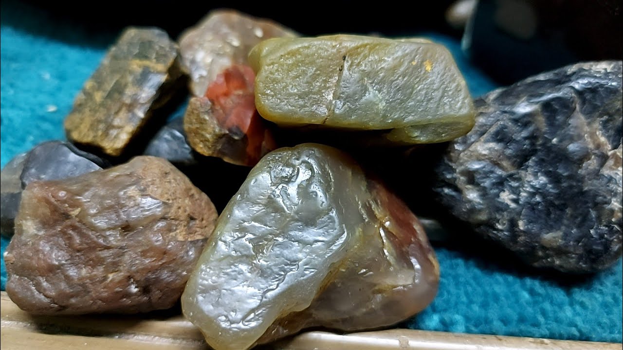 สอนวิธีตรวจเพชรดิบDT32 ส่งตรงจากทางบ้าน พี่กิตติภูมิจากจังหวัดเพชรบูรณ์ ในกล่องคืออะไร?