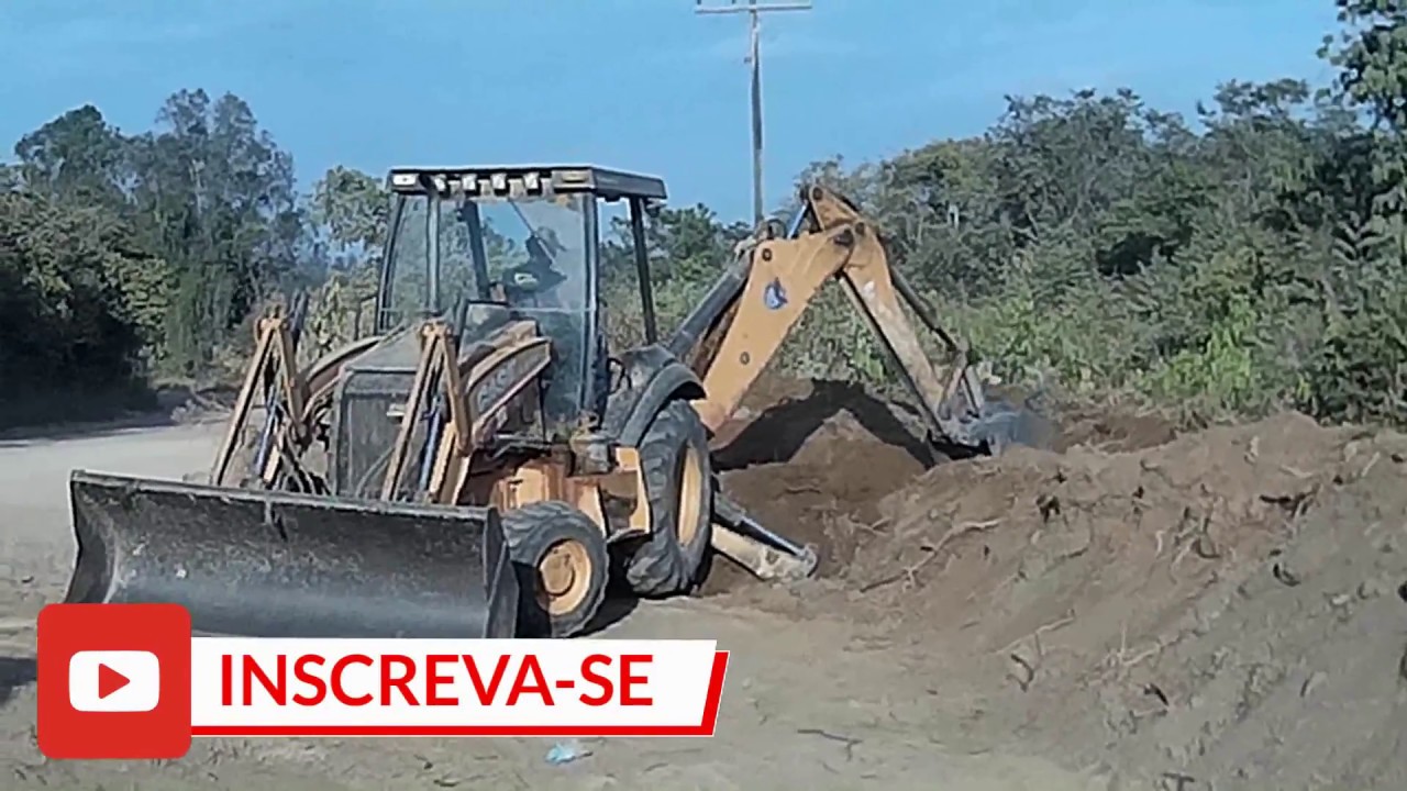 Carregado de terra vegetal Retroescavadeira trabalhando - YouTube