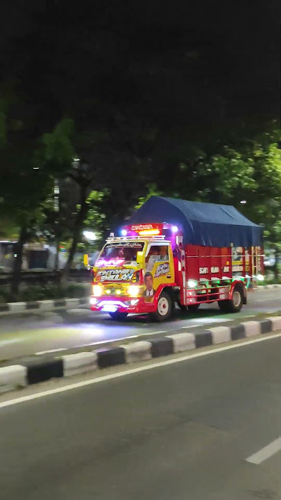 Truk Ragasa Bintang Sembilan Tebar Pesona Malam Hari
